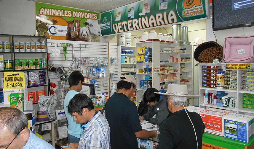 Sección Veterinaria de ACOMA con productos para animales mayores y clientes siendo atendidos en el mesón
