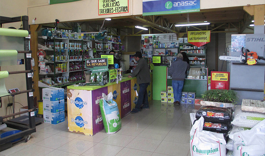 Productos agrícolas, veterinarios y herramientas a motor exhibidos en un mismo pasillo de ACOMA