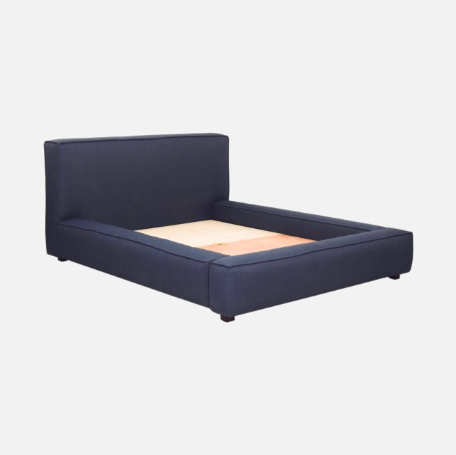 Base y cabecera de cama tapizada en tela azul marino, fabricada a la medida por Adanaí Muebles