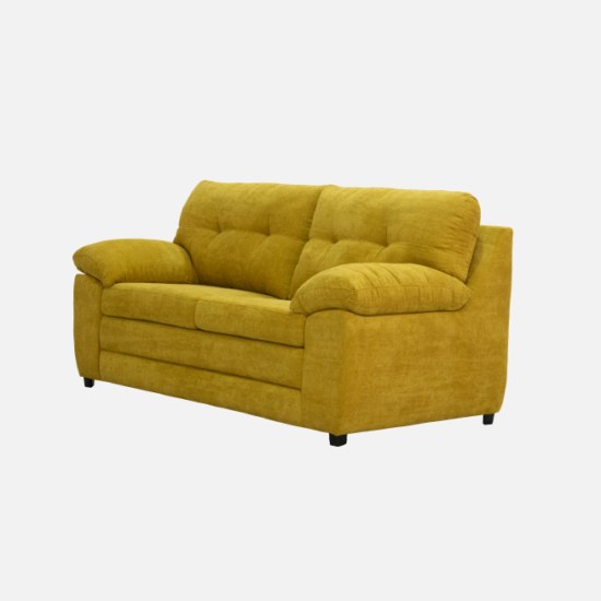 Loveseat tapizado en tela color mostaza, fabricado a la medida