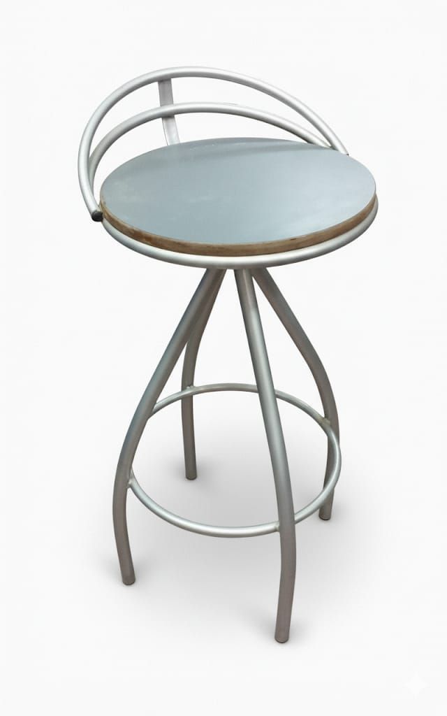 Silla con arco metálico y asiento perforado para exterior o gastronomía