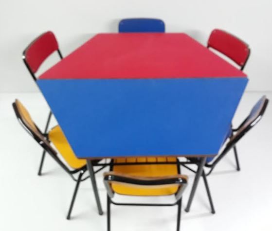 Mesa hexagonal para jardín de infantes en colores rojo, azul y amarillo con sillas a juego