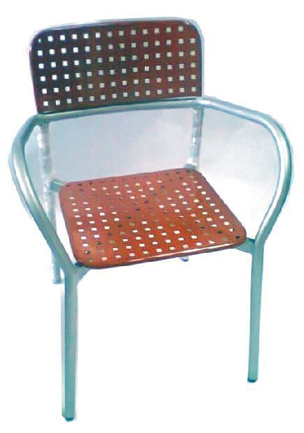 Silla de aluminio con respaldo curvo para uso en bares y restaurantes