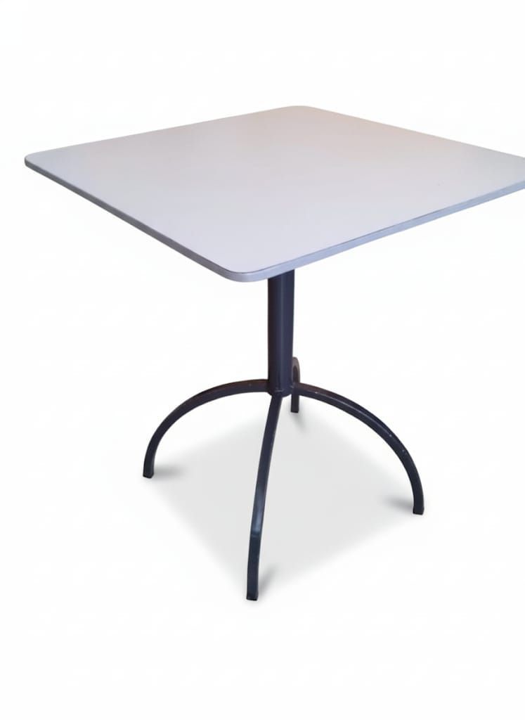 Mesa de bar con base metálica de cuatro patas y tapa blanca para local gastronómico