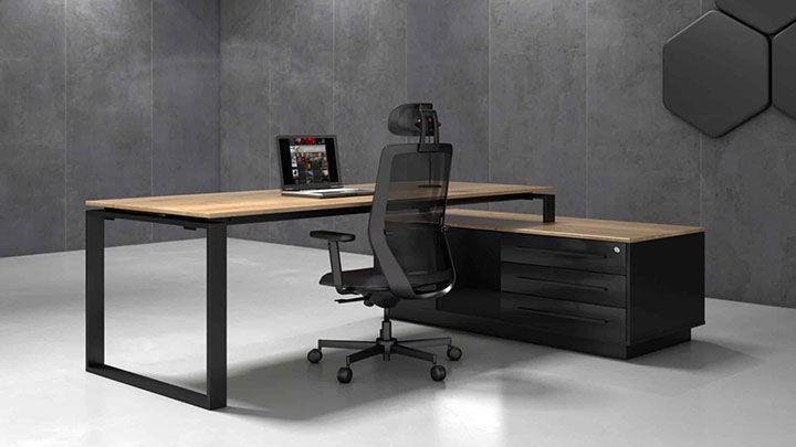 Escritorio en L de madera con estructura negra, gabinete y silla ejecutiva de malla