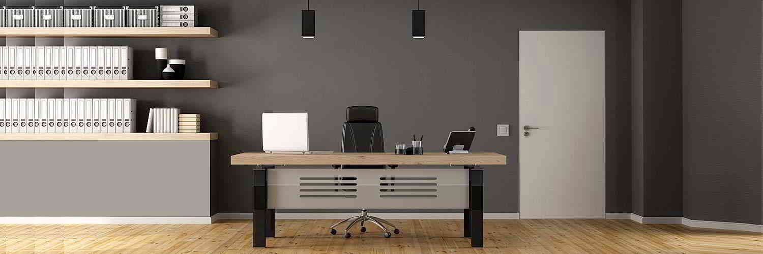 Escritorio gerencial en madera clara con silla ejecutiva de piel negra y libreros de pared