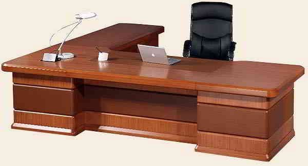 Escritorio ejecutivo clásico en madera con silla de piel negra, estilo tradicional