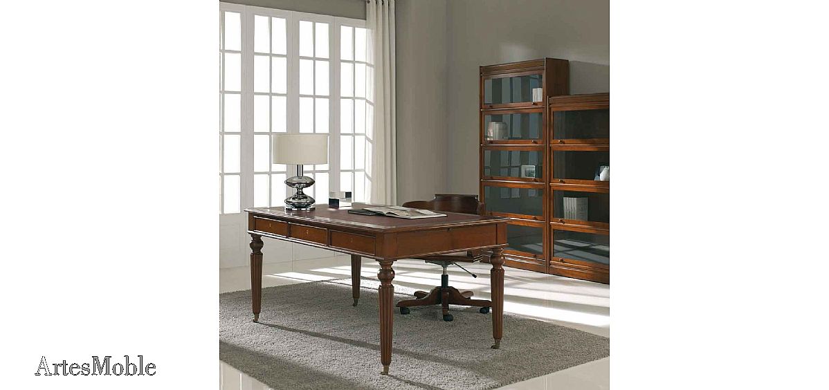 Mesa de despacho clásica en madera de nogal junto a librería con puertas de cristal, fabricación de ArtesMoble