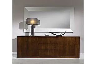 Aparador en madera oscura con espejo rectangular y lámpara de mesa, mobiliario de ArtesMoble