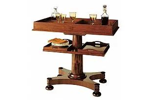 Mesa camarera de dos niveles en madera con licores y vasos servidos
