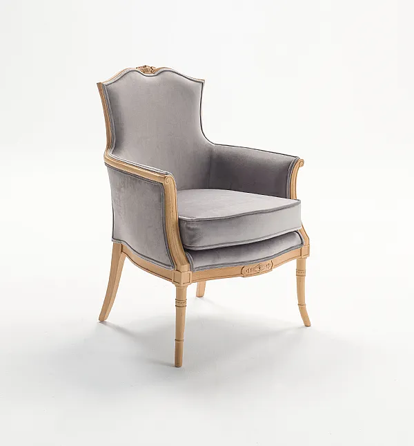 Sillón tapizado en tono gris con estructura en madera clara y detalles torneados