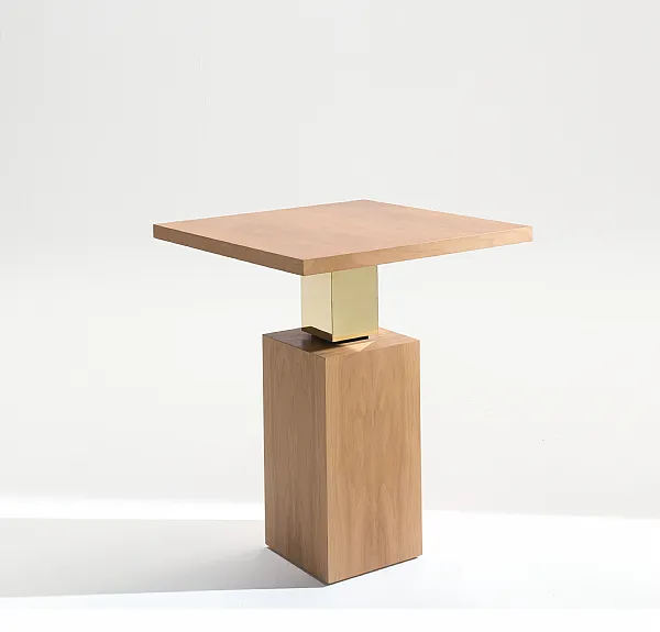 Mesa auxiliar cuadrada en madera clara con base de latón dorado