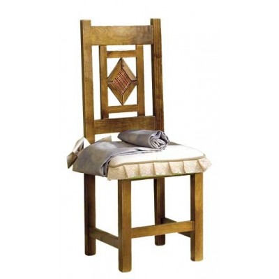 Silla artesanal en madera maciza con respaldo tallado y cojín