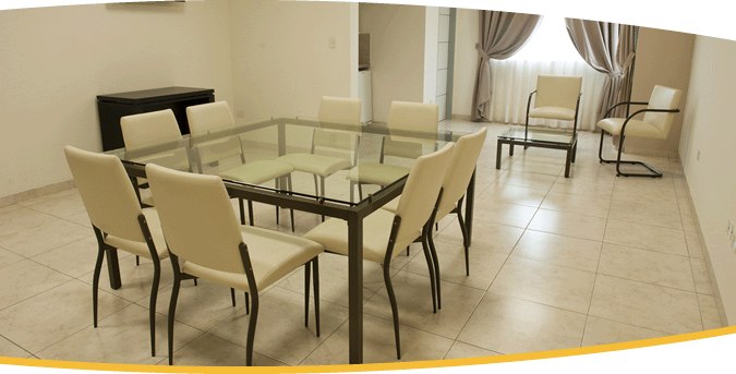 Living-comedor de un departamento Superior con mesa de vidrio y sillones