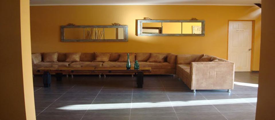 Sala de estar de Atacama Lodge con sillones y espejos artesanales