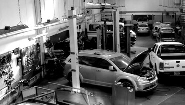 Vehículos sobre elevadores durante el servicio en el taller Baio S.R.L.