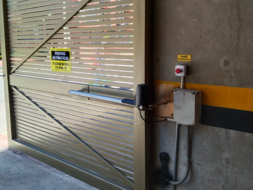 Instalación de puerta automática con brazo hidráulico