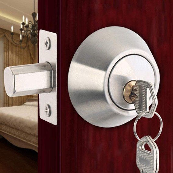 Cerradura de seguridad con llaves instalada en puerta