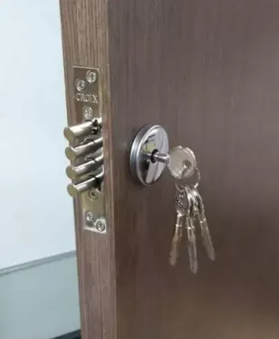 Detalle de cerradura y llaves en puerta de madera