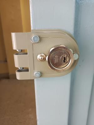 Cambio de cerradura de seguridad en una puerta en Medellín
