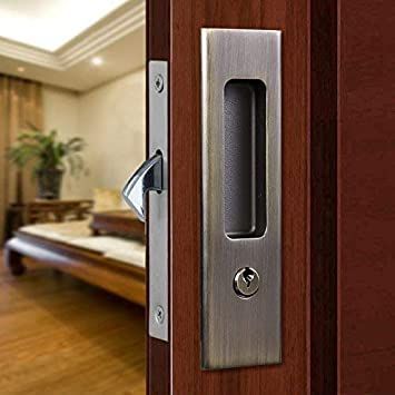 Instalación de cerradura digital con teclado y huella en una puerta de Medellín