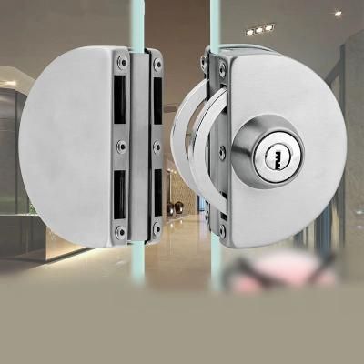 Cerradura instalada en una puerta de vidrio comercial