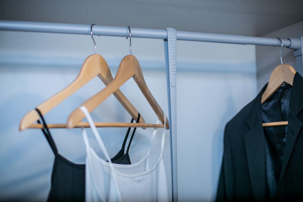 Zapatera corredera a medida dentro de un closet, fabricada por Chilemuebles