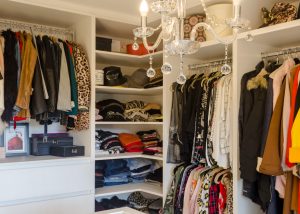 Vestidor a medida con repisas y colgadores organizados, fabricado por Chilemuebles