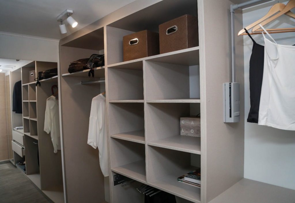 Closet a medida con repisas, cajones y colgadores organizados, fabricado por Chilemuebles