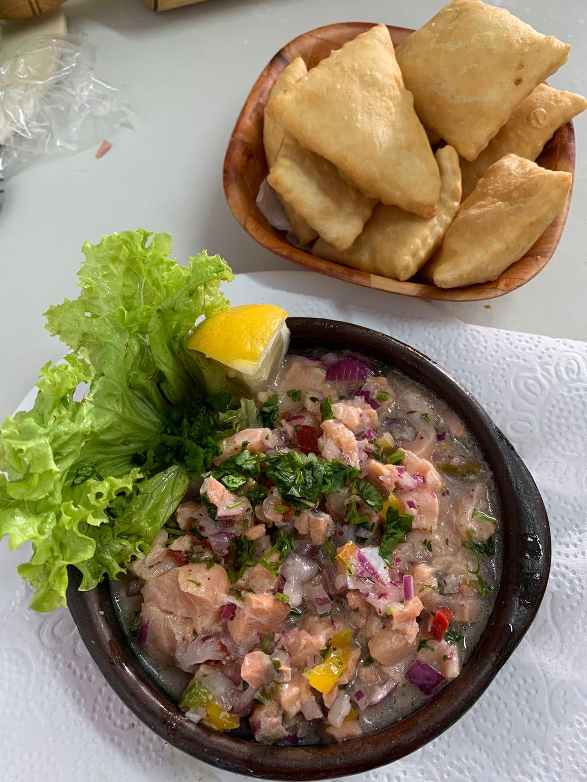 Ceviche de salmón con lechuga y limón, acompañado de sopaipillas fritas en Chilotito Marino