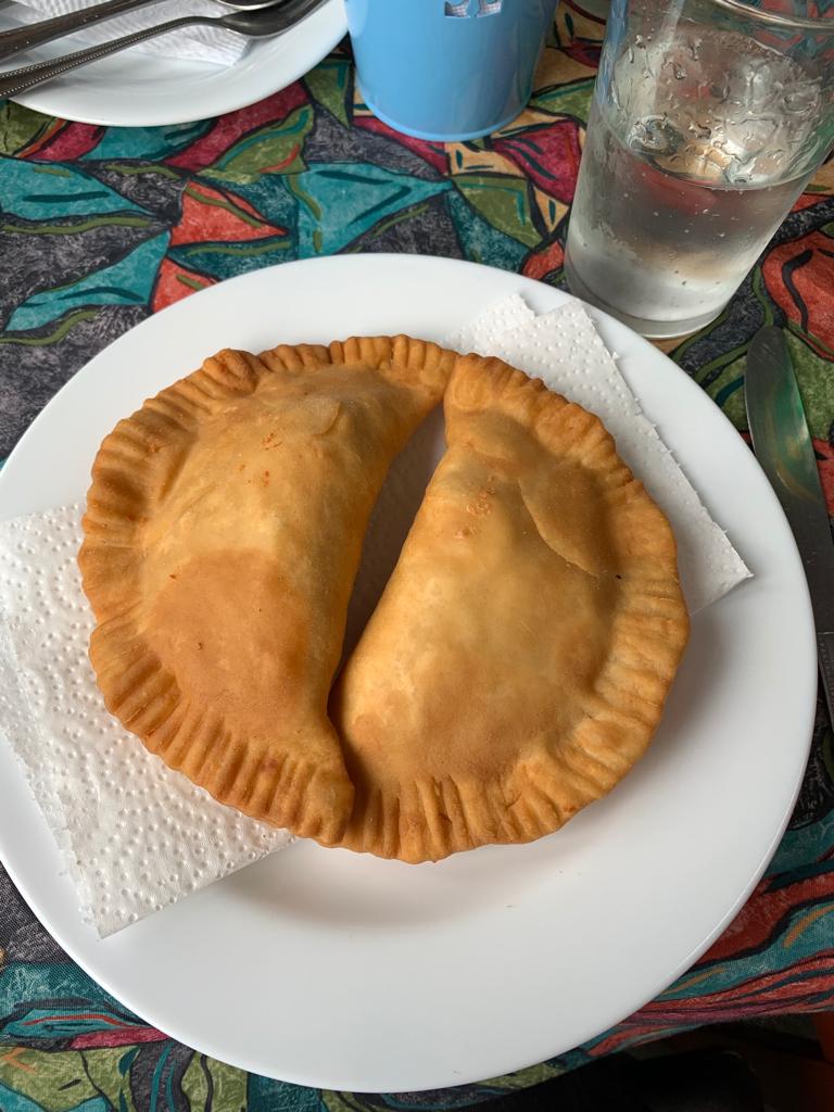 Empanadas fritas de mariscos servidas en plato en Chilotito Marino