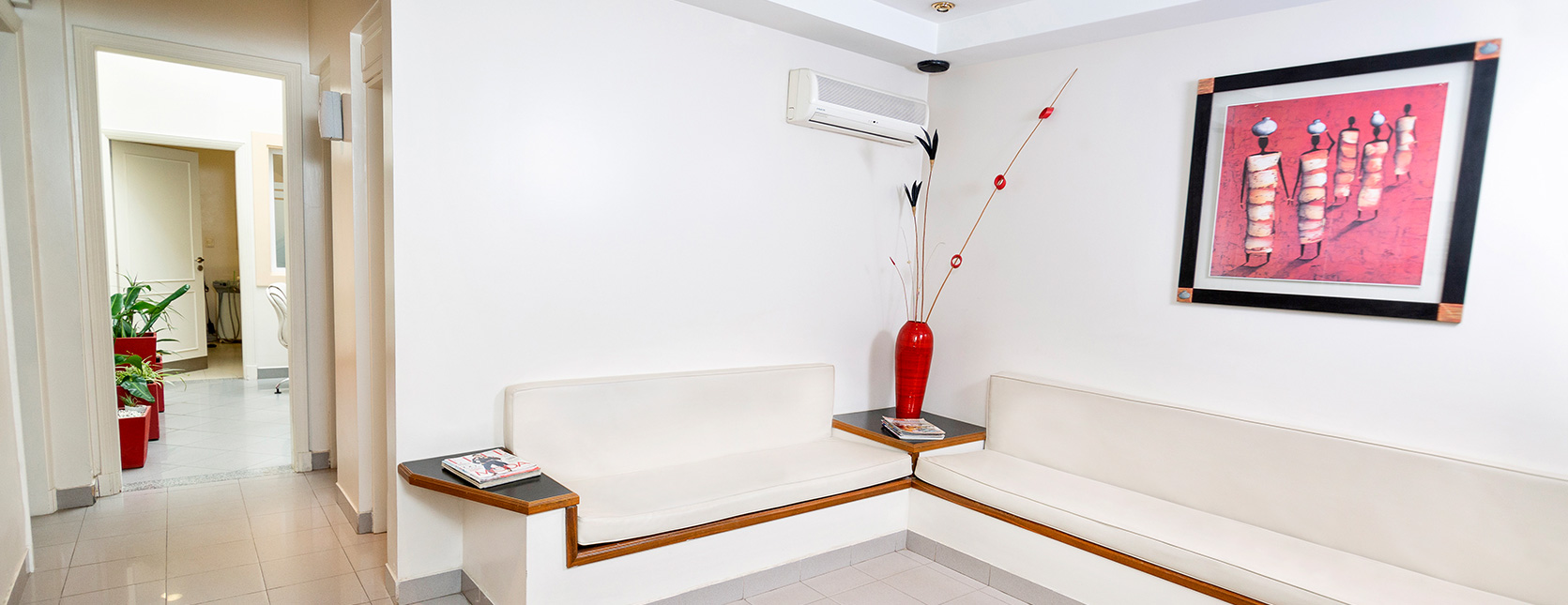 Sala de espera de Clínica COP con sillones y decoración cálida