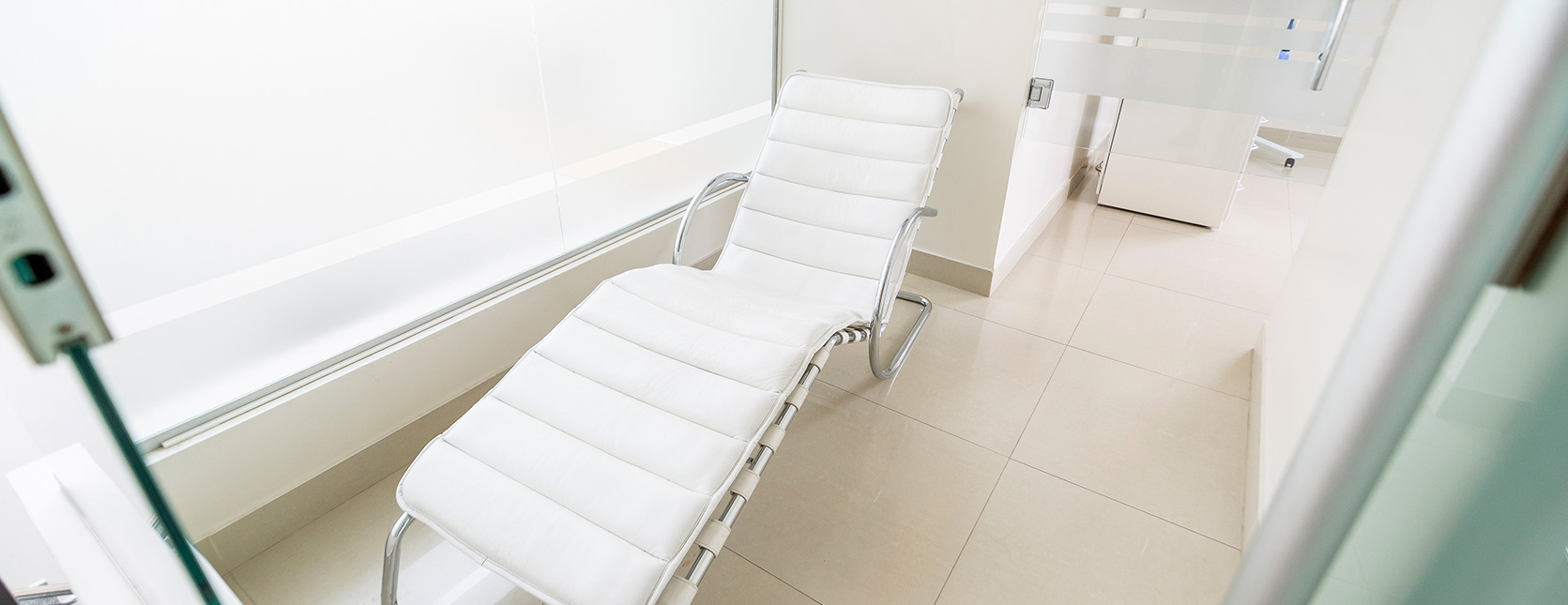 Zona de descanso de Clínica COP con sillón reclinable