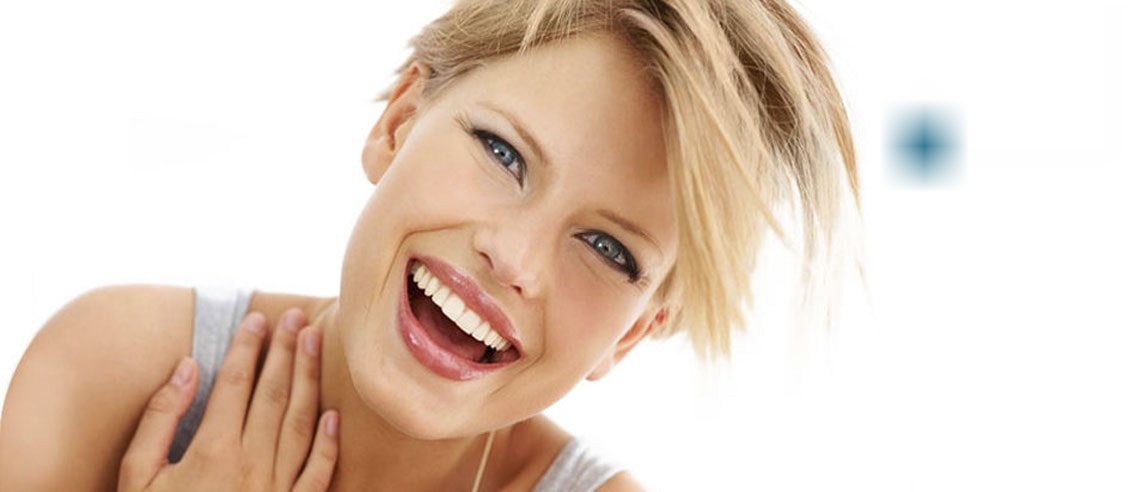 Paciente sonriendo con confianza tras su control dental