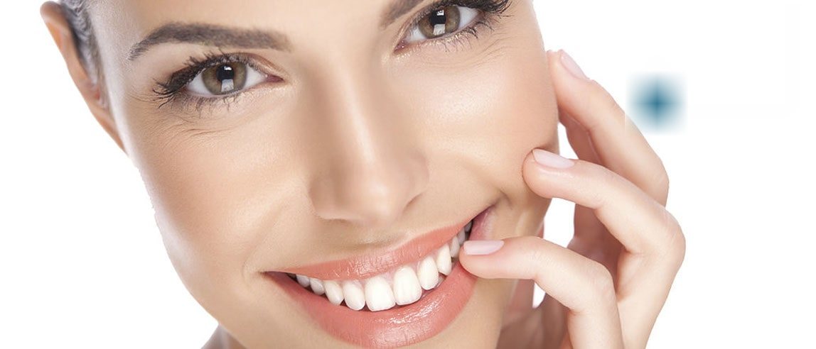 Detalle de sonrisa saludable de paciente de la clínica