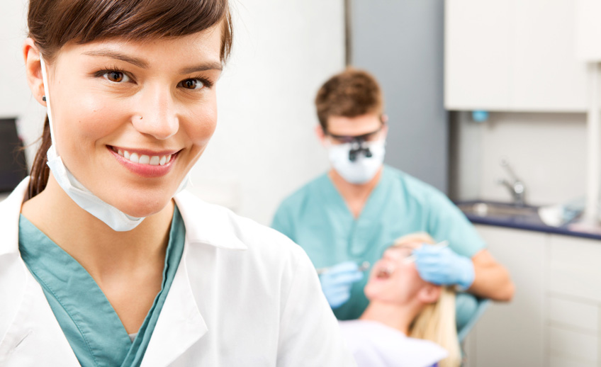 Dentista atendiendo a una paciente en box de Clínica Dental Rancagua