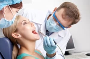 Odontóloga atendiendo paciente en consultorio, odontología general en Clínica Sonrilaser