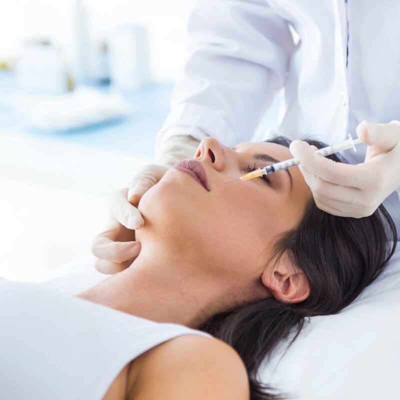 Procedimento de harmonização facial em consultório