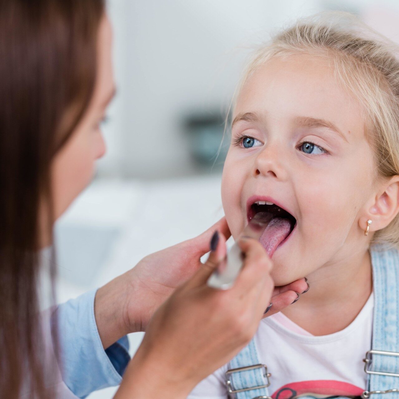 Consulta de odontopediatria com criança em exame bucal
