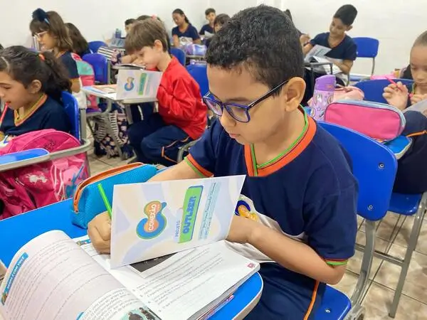 Alunos do Ensino Fundamental do Colégio Conexão Saber estudando em sala de aula com material didático próprio