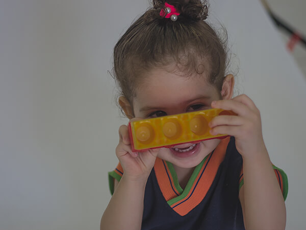 Alunos do Ensino Fundamental do Colégio Conexão Saber escrevendo em atividade pedagógica