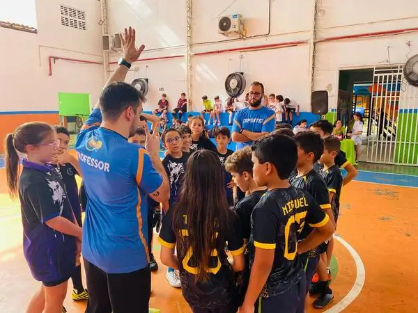 Alunos do Ensino Médio do Colégio Conexão Saber em atividade esportiva na quadra