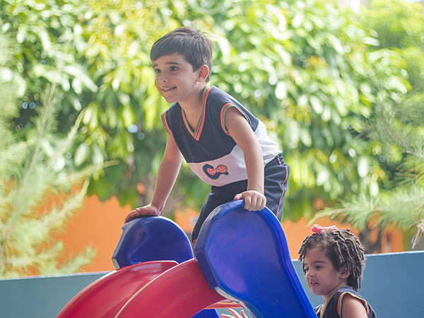 Crianças brincando juntas em brinquedo do parque do colégio