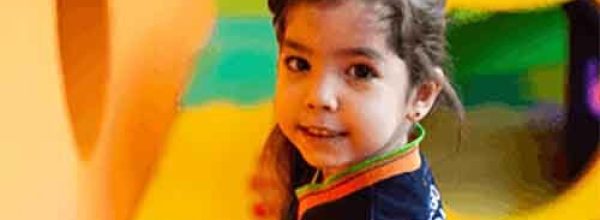 Aluna da Educação Infantil no parque do colégio