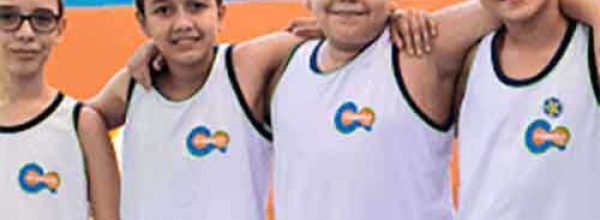 Grupo de alunos do Ensino Fundamental uniformizados, de braços dados, no Colégio Conexão Saber
