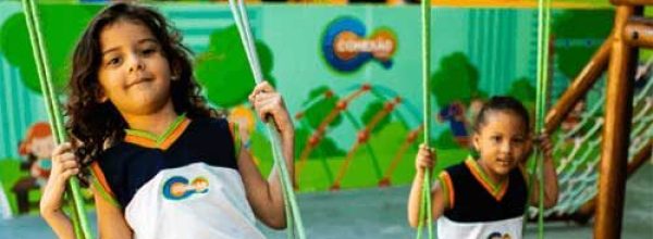 Alunas brincando no balanço do parque do Colégio Conexão Saber