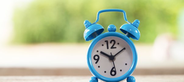 Relógio azul simbolizando a rotina de estudos e reforço escolar do Colégio Intensivo