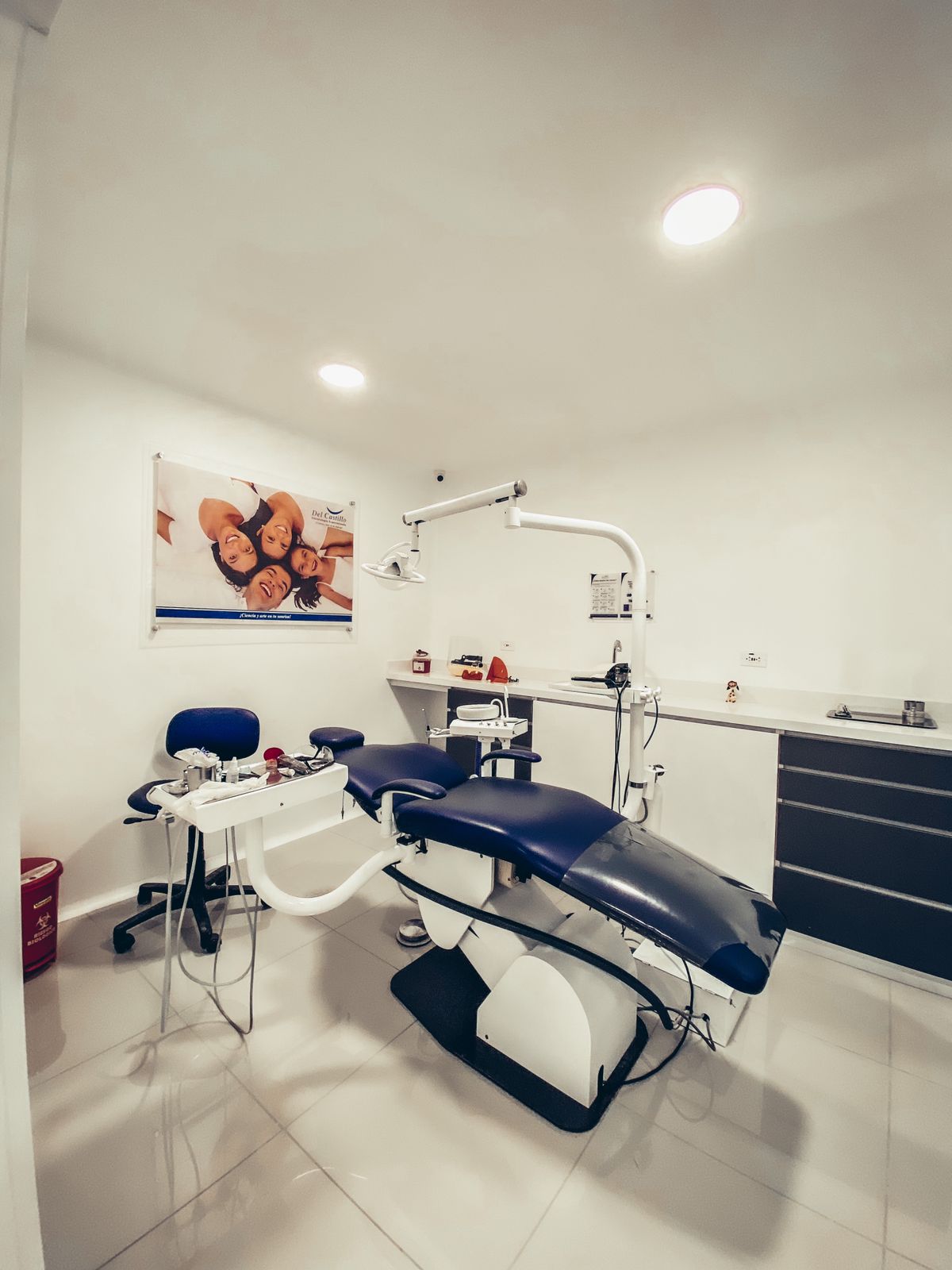 Consultorio 1 de Del Castillo Odontología Especializada con sillón dental y estación de trabajo