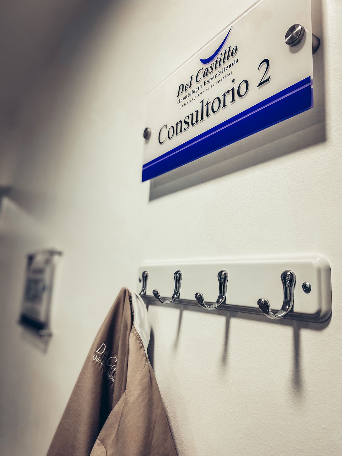 Placa identificadora del Consultorio 2 en Del Castillo Odontología Especializada, Pereira