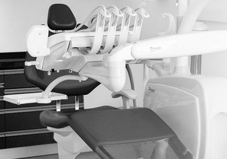 Consultorio con sillón y unidad odontológica moderna de Dental VIP